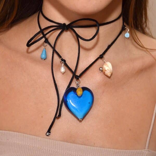 collana artigianale con cuore in vetro di murano blu