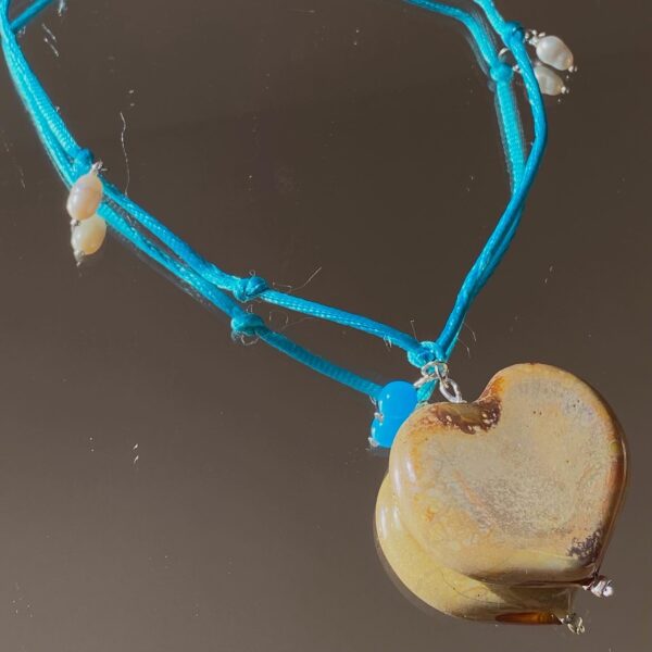 collana artigianale con cuore in vetro di murano beige