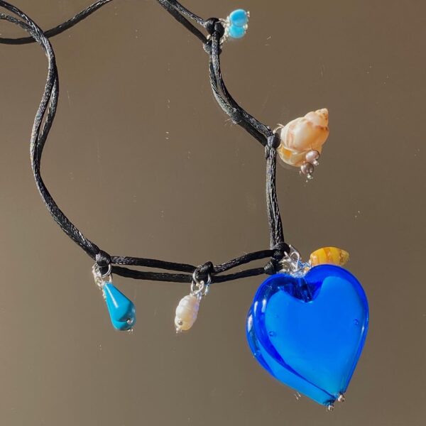 collana artigianale con cuore in vetro di murano blu