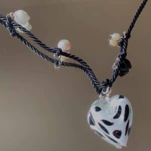 collana artigianale con cuore in vetro di murano bianco e nero