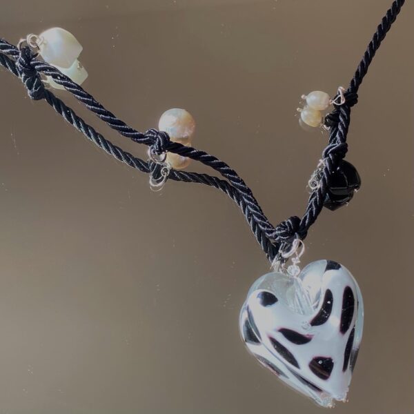 collana artigianale con cuore in vetro di murano bianco e nero