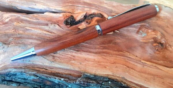Penna a sfera in legno di Rosa